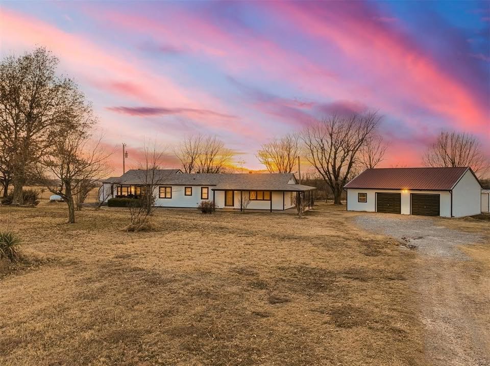 Tessa Hood Realtor – Ranch home exterior at sunset on 2.5 acres at 1112 County Street 2910, Tuttle Oklahoma