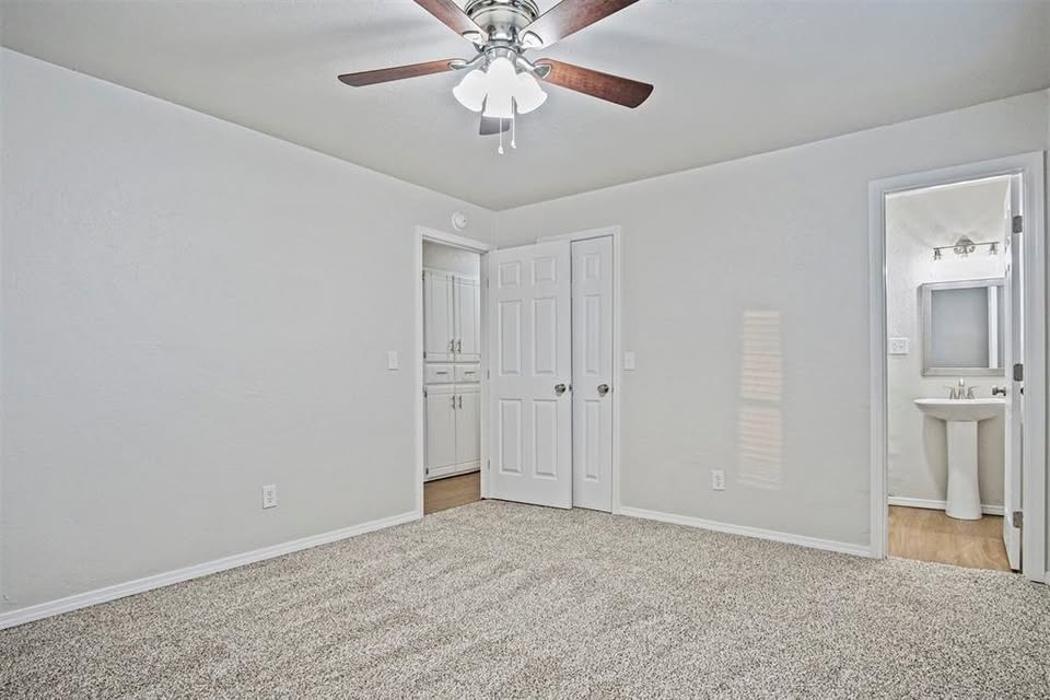 Tessa Hood Realtor – Primary bedroom with en-suite bathroom and closet at 1112 County Street 2910, Tuttle Oklahoma