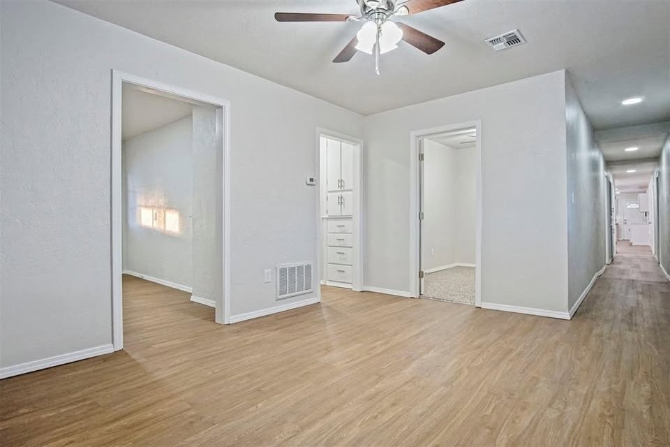 Tessa Hood Realtor – Spacious living room with wood floors and hallway at 1112 County Street 2910, Tuttle Oklahoma