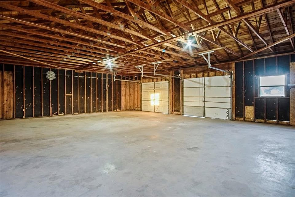 Tessa Hood Realtor – Large detached garage and workshop interior at 1112 County Street 2910, Tuttle Oklahoma