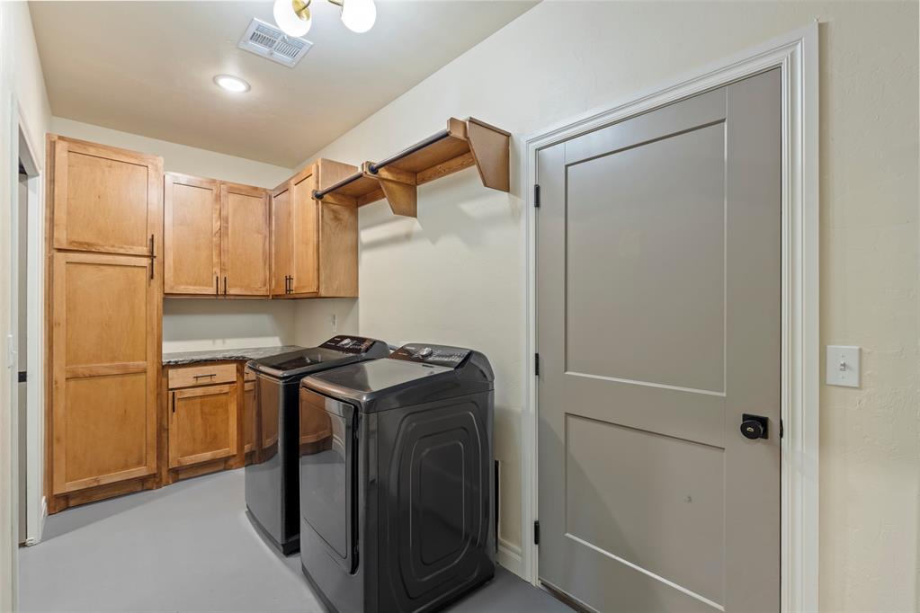Tessa Hood Realtor – Laundry room with matching cabinetry and full-size washer and dryer at 1074 Fawn Meadow Dr, Blanchard Oklahoma