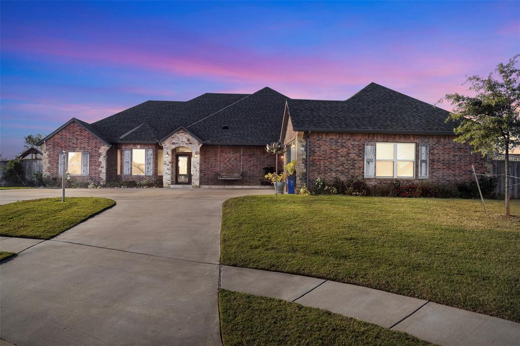 Tessa Hood Realtor – Sunset exterior view of custom smart home at 516 Kings Ct, Tuttle Oklahoma