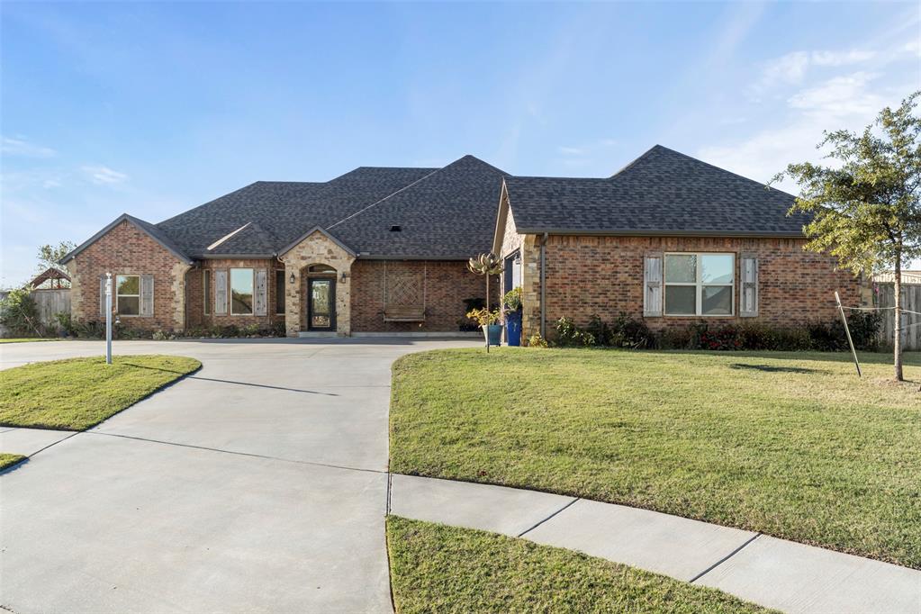 Tessa Hood Realtor – Daytime front exterior of brick custom home at 516 Kings Ct, Tuttle Oklahoma