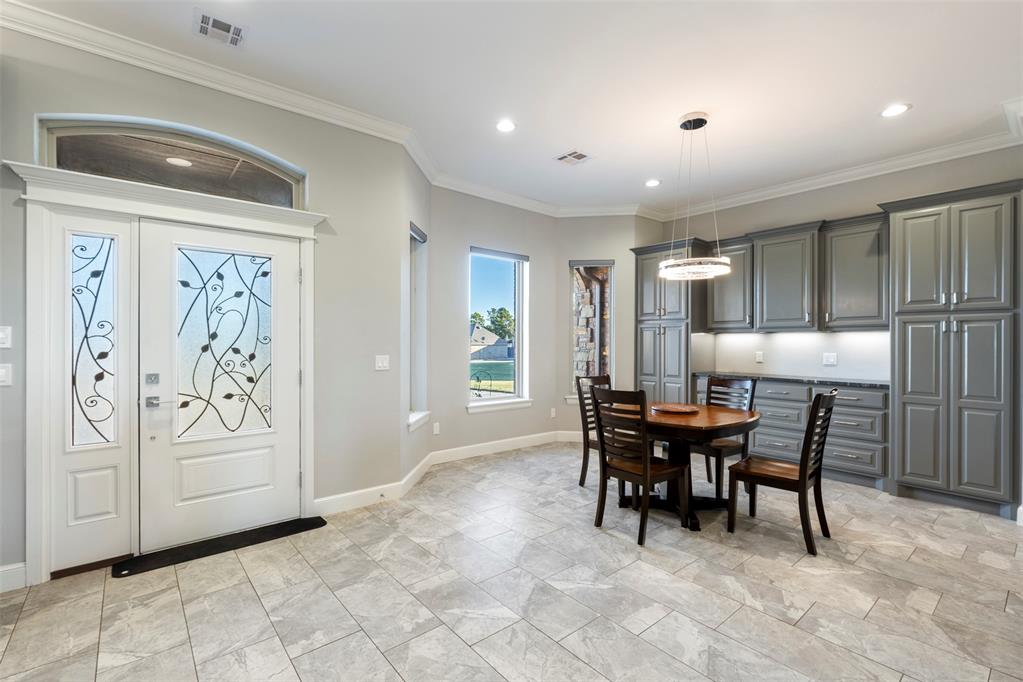 Tessa Hood Realtor – Entry foyer with decorative glass doors and dining nook at 516 Kings Ct, Tuttle Oklahoma