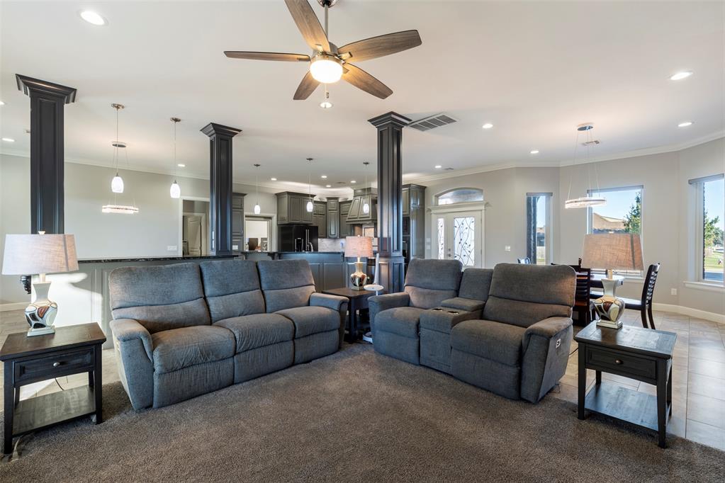 Tessa Hood Realtor – Spacious open concept living room with kitchen view at 516 Kings Ct, Tuttle Oklahoma