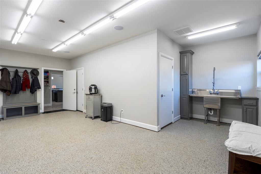 Tessa Hood Realtor – Garage utility area with mudroom, coat storage, and utility sink at 516 Kings Ct, Tuttle Oklahoma