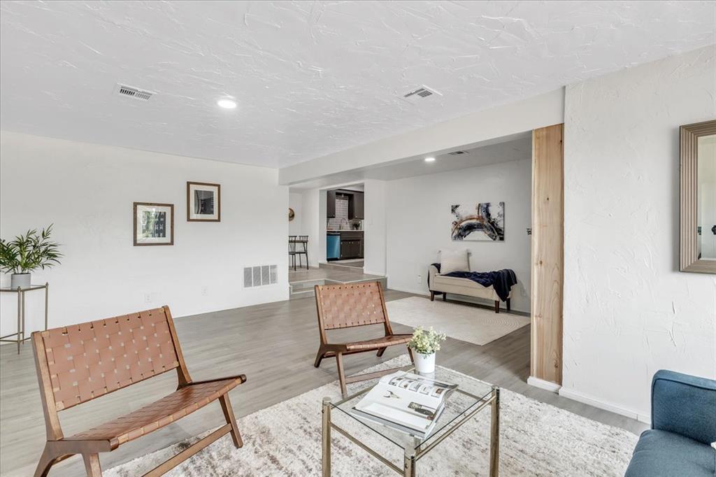 Tessa Hood Realtor – Open living room layout with view to kitchen at 7400 Lakewood Dr, Mustang Oklahoma