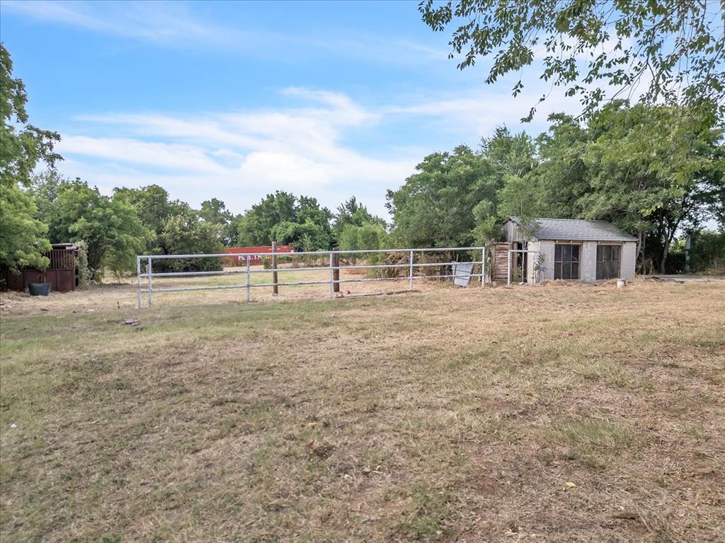 Tessa Hood Realtor – Spacious backyard with fence, gate, and outbuilding at 7400 Lakewood Dr, Mustang Oklahoma