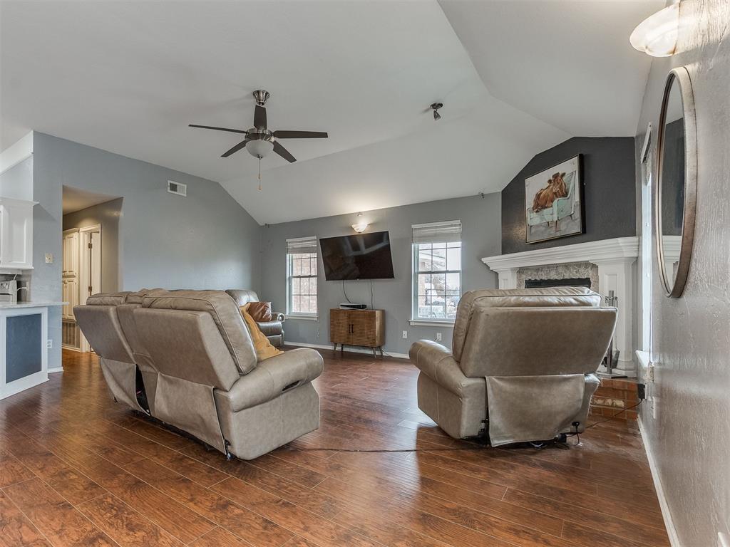 Tessa Hood Realtor – Family room with fireplace and vaulted ceiling at 5879 Mockingbird Ln, Blanchard Oklahoma