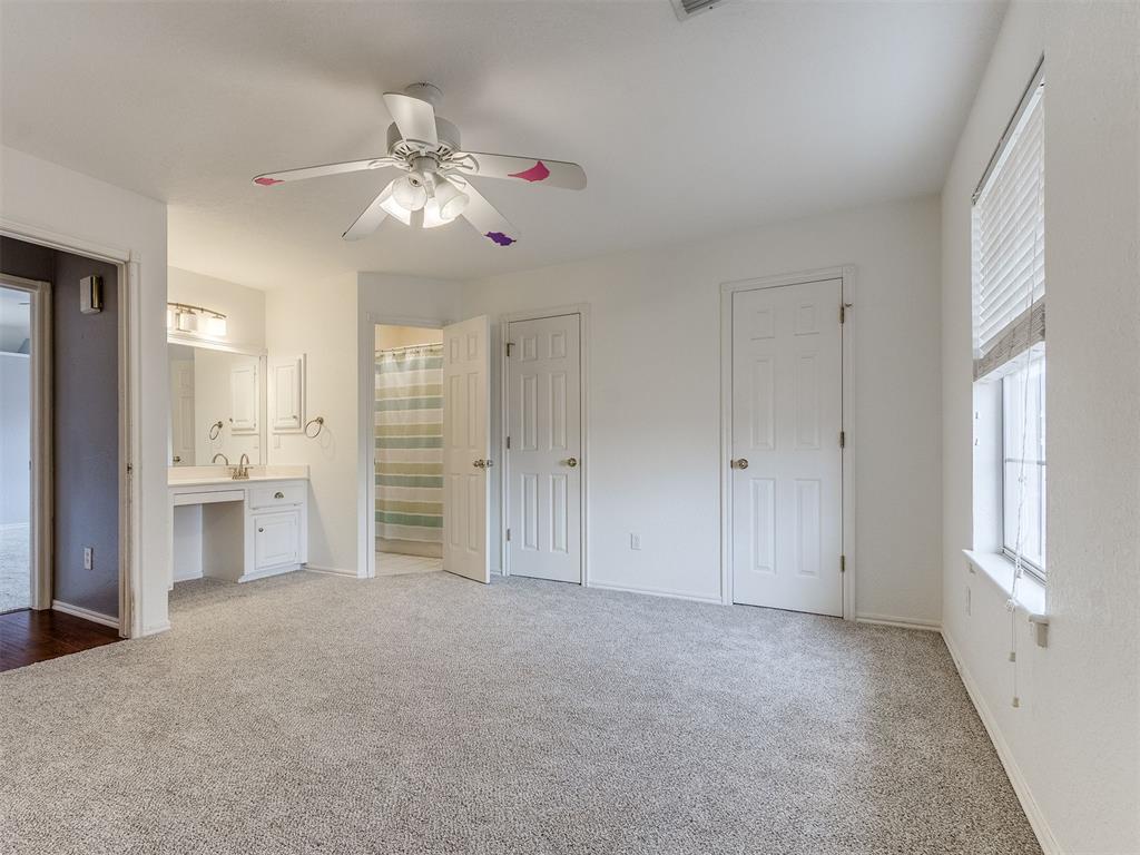 Tessa Hood Realtor – Guest bedroom with private ensuite bathroom at 5879 Mockingbird Ln, Blanchard Oklahoma