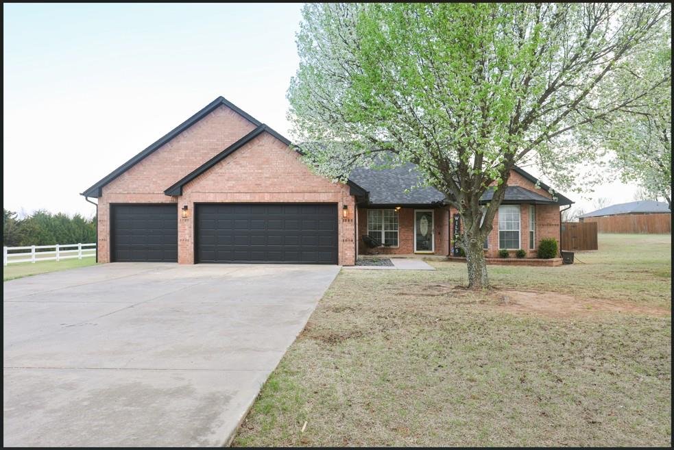 Tessa Hood Realtor – Front exterior of updated home with 3-car garage at 6910 Rolling Meadows Dr, Tuttle Oklahoma