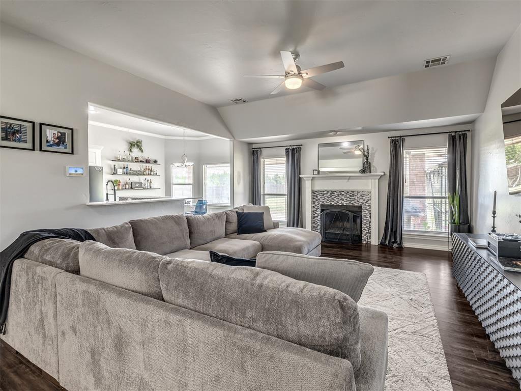 Tessa Hood Realtor – Living room with fireplace and vaulted ceiling at 6910 Rolling Meadows Dr, Tuttle Oklahoma