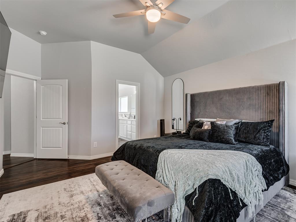 Tessa Hood Realtor – Master bedroom with vaulted ceiling and en suite bathroom at 6910 Rolling Meadows Dr, Tuttle Oklahoma