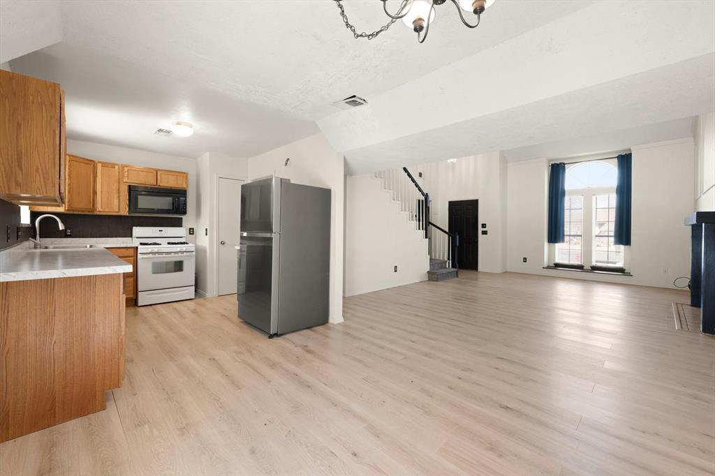 Tessa Hood Realtor – Kitchen and dining area with stainless refrigerator at 2028 Rose Court, Norman Oklahoma
