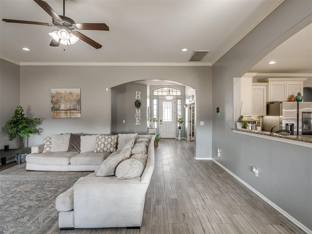 Tessa Hood Realtor – Open floor plan living room with kitchen view at 5708 SE 148th St, Oklahoma City OK