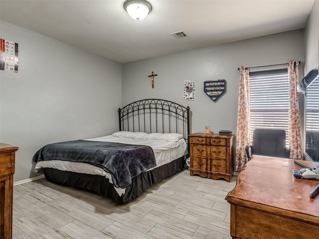 Tessa Hood Realtor – Secondary bedroom with wood-look tile floors at 5708 SE 148th St, Oklahoma City OK