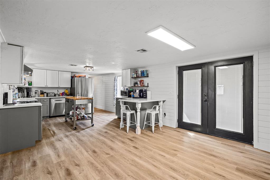 Tessa Hood Realtor – Kitchen and dining area with French doors to backyard at 21063 State Hwy 76, Blanchard Oklahoma