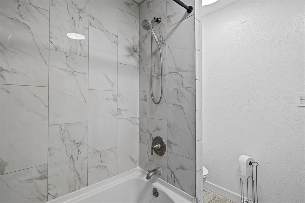 Tessa Hood Realtor – Marble tile tub and shower in bathroom at 21063 State Hwy 76, Blanchard Oklahoma