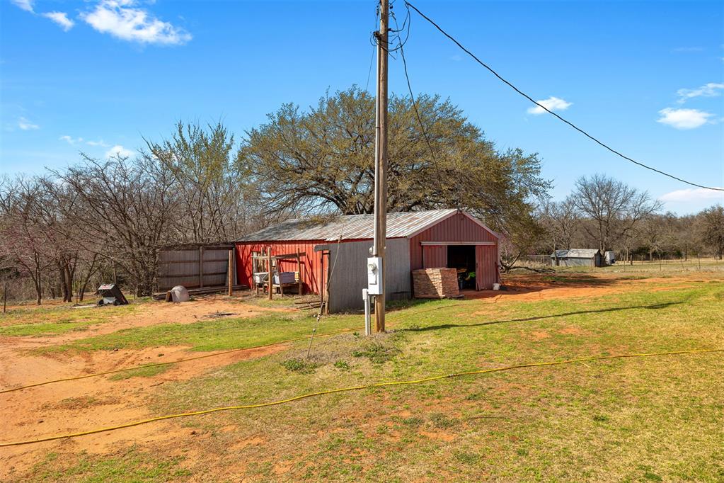 Tessa Hood Realtor – Red barn and outbuilding on 5 acres at 21063 State Hwy 76, Blanchard Oklahoma