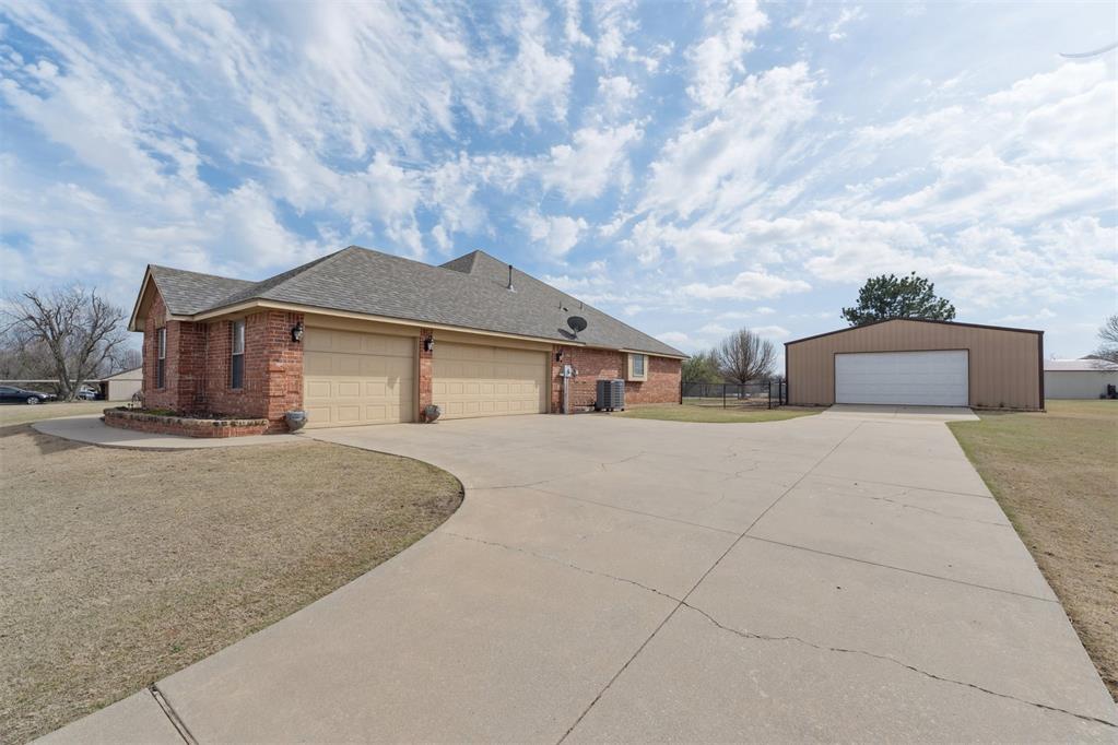 Tessa Hood Realtor – 3-car garage and 30x40 shop exterior at 1928 SW 9th St, Newcastle Oklahoma