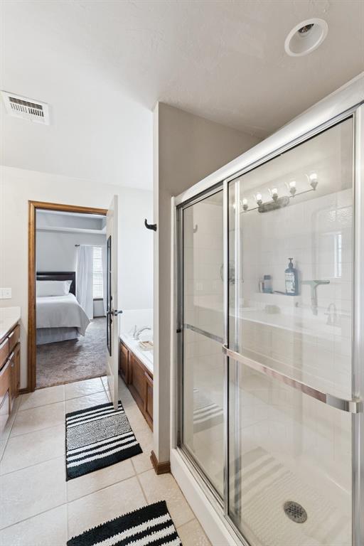 Tessa Hood Realtor – Primary bathroom with walk-in shower and soaking tub at 1928 SW 9th St, Newcastle Oklahoma